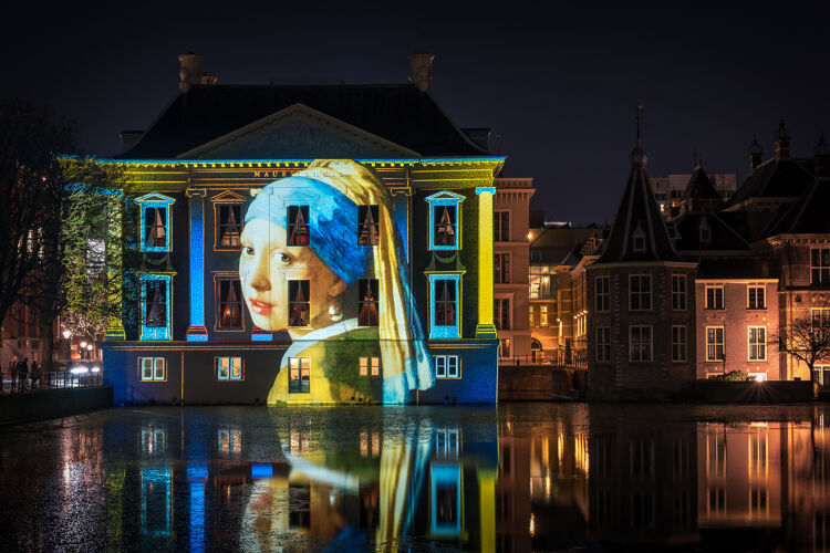 Het Meisje met de parel geprojecteerd op het Mauritshuis.